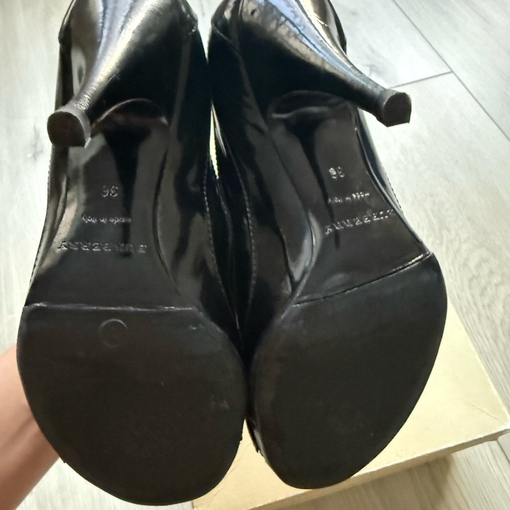 Burberry Black Patent Leather Pumps with Check Buckle. Size 36 - Picture 6 of 9